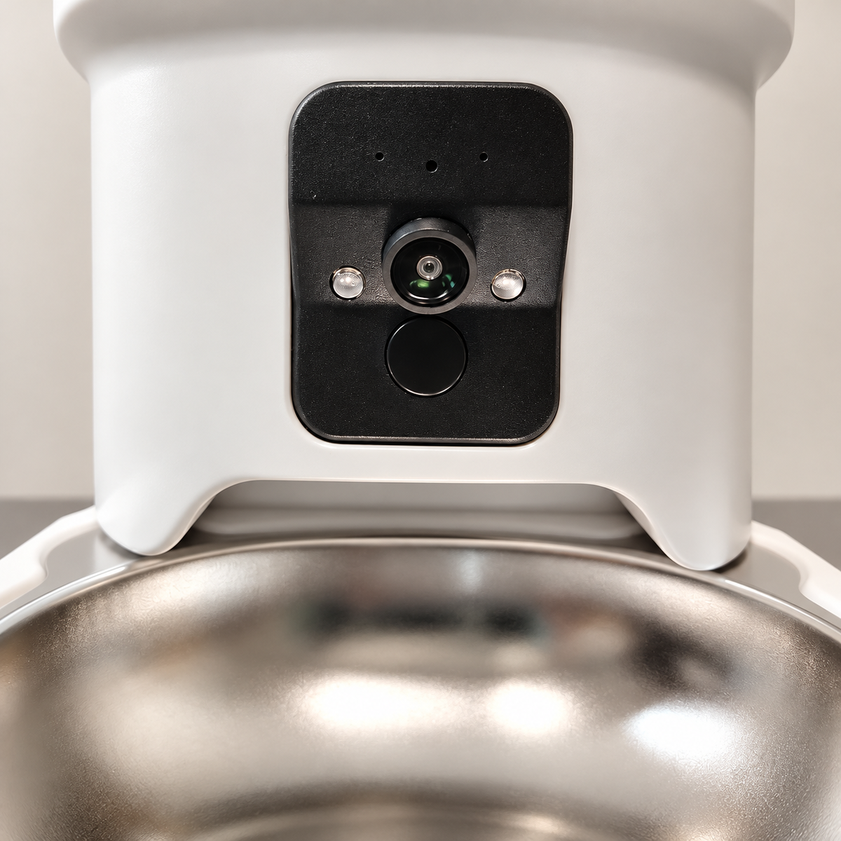 Nahaufnahme der schwarzen Kameraeinheit des Lykke FeedCam 4L über der Metallschale